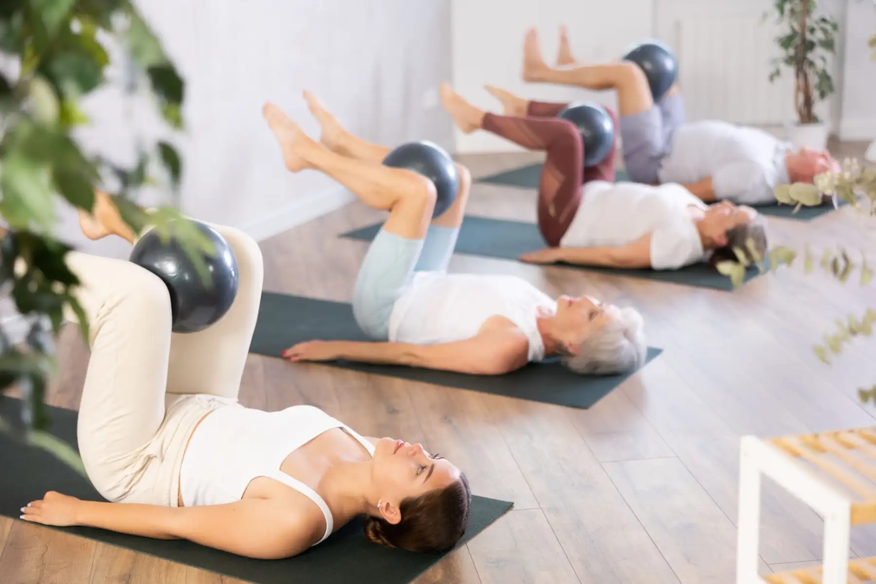 femmes en train de pratiquer des exrecices de Pilates